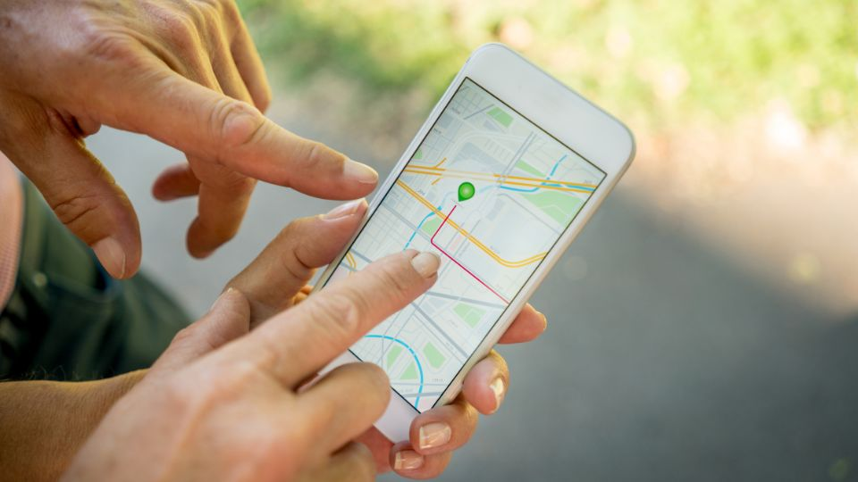 Person nutzt Karten-App auf einem Smartphone